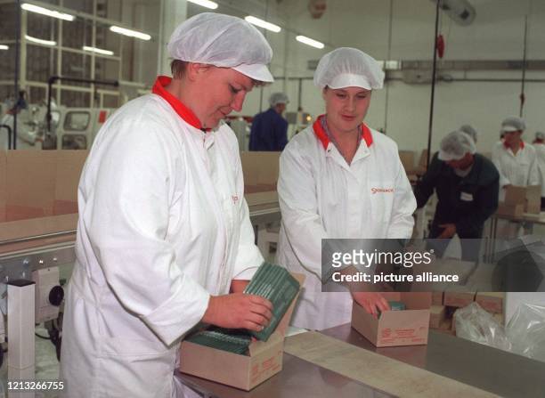 Schokoladentafeln verpacken zwei Arbeiterinnen am 15.7.1997 in der neuen "SAO Stollwerck RUS"-Schokoladenfabrik in der russischen Stadt Pokrov. Die...
