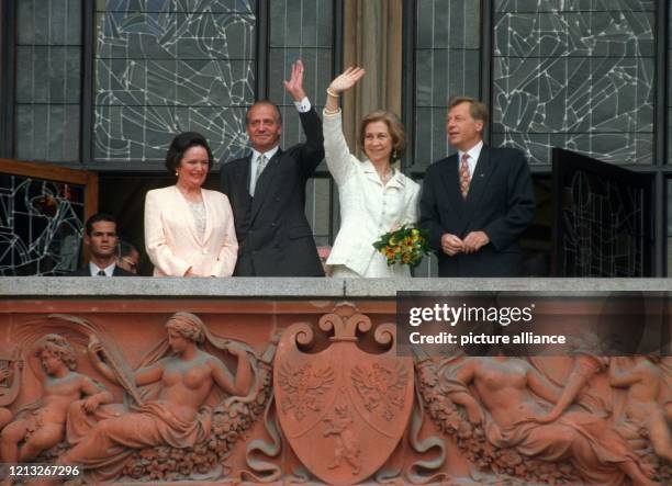 Der spanische König Juan Carlos I. Und Königin Sofia winken am 16.7.1997 vom Balkon des Roten Rathauses in Berlin, neben der Regierende Bürgermeister...