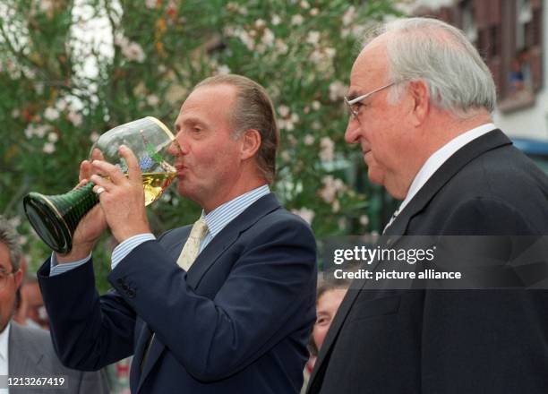 Auch für den königlichen Gast gibt's natürlich einen Riesen-Schoppen Pfälzer Wein - unter den Augen von Bundeskanzler Helmut Kohl verkostet der...