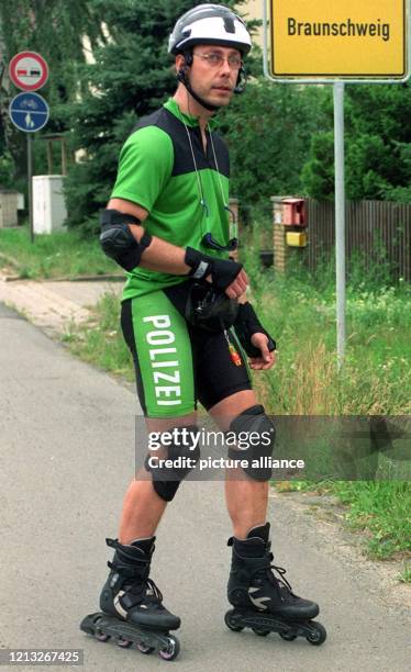 Als erster deutscher Polizist mit Inline-Skatern stellt sich der 37 Jahre alte Wilfried Heller am 16.197.97 in Braunschweig vor. Die Dienstkleidung...