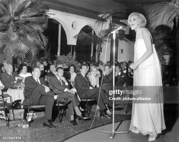 Die in Deutschland erfolgreiche amerikanische Schlagersängerin Peggy March während eines Auftritts im Berliner Hilton Hotel am 29. August 1967. Schon...