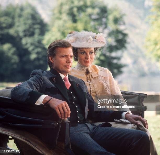 Karlheinz Böhm und Evelyn Opela am 18. September 1973 bei Dreharbeiten zu dem Film "Schloss Hubertus". Der deutsch-österreichische Theater- und...
