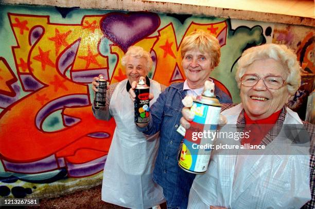 Stolz stehen Erna Pitruschka, Lisa Lemme und Else Rupp am 17.6.1998 mit ihren Spraydosen vor einer Graffiti-Wand in Frankfurt/M. Beherzt griffen die...