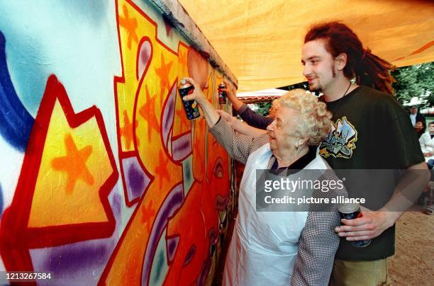 Aller Anfang ist schwer, auch für die Graffiti-Künstlerin Erna Pitruschka, die am 17.6.1998 in Frankfurt/M an einem Bild arbeitet. Und so ist es...