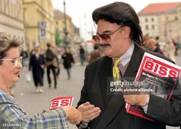 Der Münchner "Modezar" Rudolph Moshammer verkauft am 19.6.1998 auf dem Münchner Odeonsplatz das Straßenmagazin "Biss". Durch den Verkauf der Zeitung...