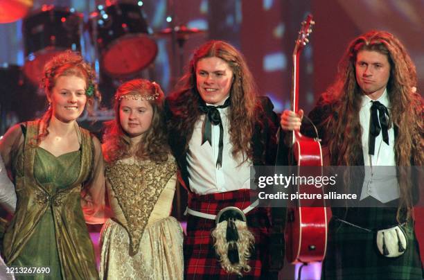 Die Kelly Family freut sich am 10.2.1998 über die Goldene Kamera, die der irischen Popguppe auf einer Gala im Berliner Schauspielhaus verliehen...