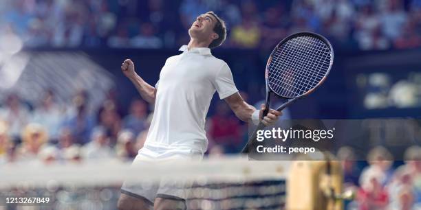 fermez-vous vers le haut du joueur de tennis professionnel regardant vers le haut célébrant la victoire - tennis raquet close up photos et images de collection