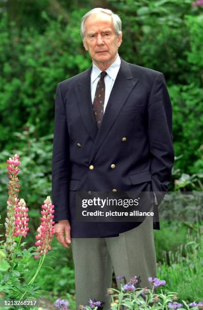 Klaus von Dohnanyi, bis 1988 Bürgermeister von Hamburg, steht am 8.6.1998 im Garten seines Hamburger Hauses. Hätte er sein Leben noch einmal zu...