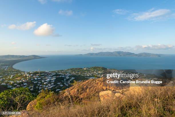 castle hill lookout and magnetic island, townsville, australien - townsville stock-fotos und bilder