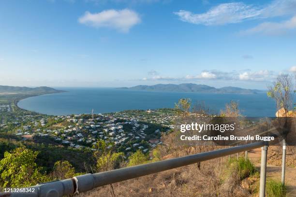 castle hill lookout and magnetic island, townsville, australien - townsville australien stock-fotos und bilder