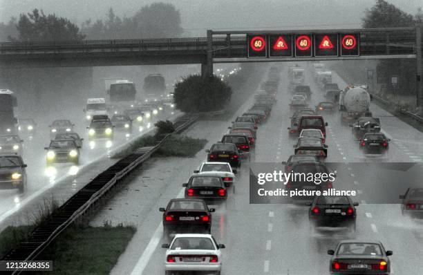 Bei strömendem Regen stauen sich am 19.7.1997 die Autos auf der Autobahn A9 Nürnberg-München, hier bei Allershausen, in beiden Richtungen auf rund 60...