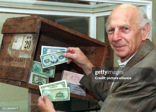 Alfons Kössinger, Leiter des Währungsreform-Museums in Rothwesten , zeigt am 10.6.1998 alte 20- und 50DM-Scheine in Kopien, die ab dem 20. Juni 1948,...