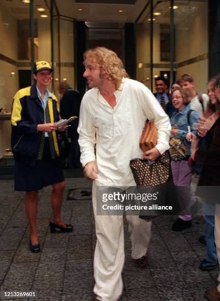 In legerer Kleidung und mit einer großen Einkaufstüte "bewaffnet" läuft Thomas Gottschalk am 10.6.1998 über die Düsseldorfer Königsalle. Der...