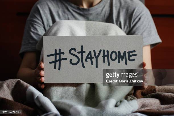 stay home! - quedarse en casa frase fotografías e imágenes de stock