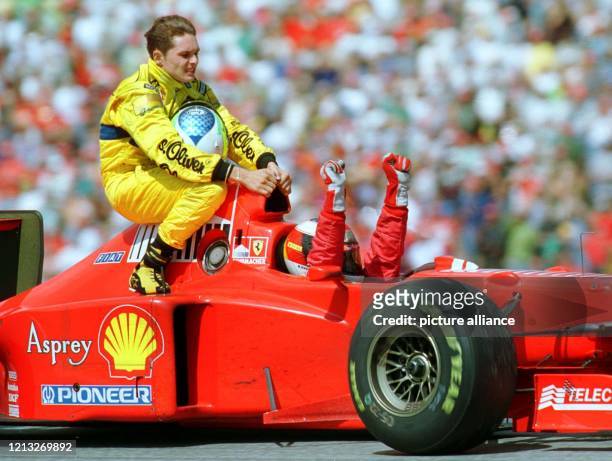 Der deutsche Formel 1-Pilot Michael Schumacher fährt am 27.7.1997 nach seinem zweiten Platz beim Großen Preis von Deutschland auf dem Hockenheimring...