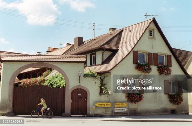Blick auf das Haus in Merdingen , in dem die Eltern von Gabi Weis, der Freundin des Tour de France-Siegers Jan Ullrich wohnen . Jan und und seine...