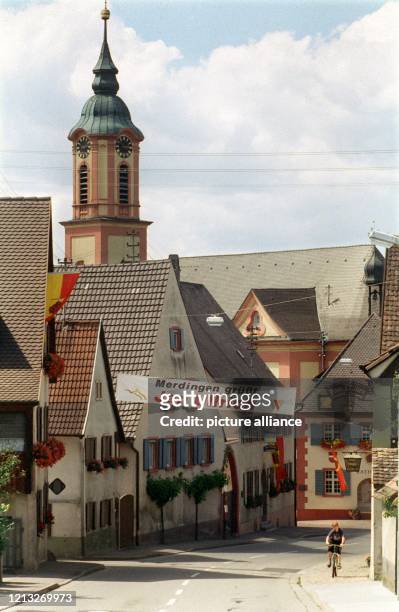 Merdingen grüßt Jan Ullrich steht am 27.7.1997 auf einem Transparent in einer Straße des südbadischen Dorfes Merdingen, in dem der deutsche Tour de...