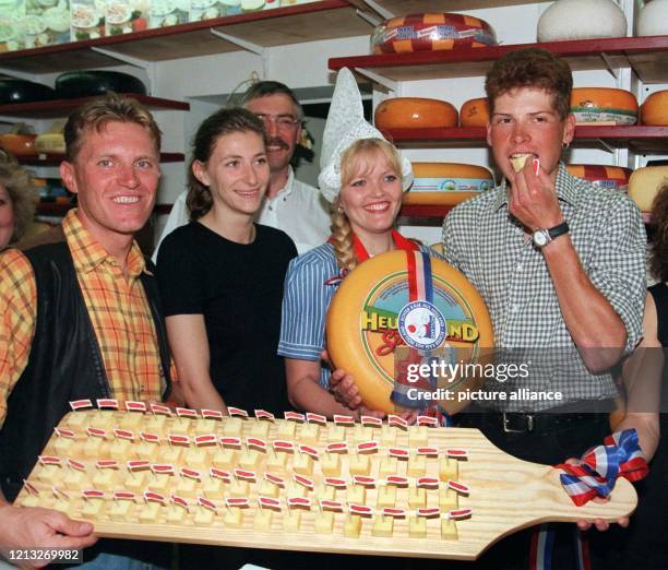 Tour de France-Sieger Jan Ullrich probiert am 29.7.1997 in Aachen gemeinsam mit seinem Teamkollegen Jens Heppner im Käseladen von Heppners Eltern ein...