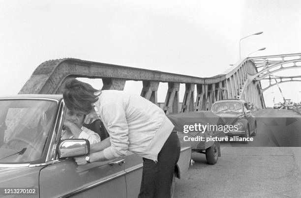 Der Ost-Berliner Sänger und Schauspieler Manfred Krug am Steuer seines Mercedes nach Passieren des Grenzübergangs Bornholmer Straße in Berlin am . Er...