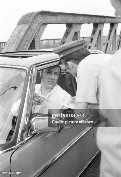 Der Ost-Berliner Sänger und Schauspieler Manfred Krug am Steuer seines Mercedes an der Bösebrücke nach Passieren des Grenzübergangs Bornholmer Straße...