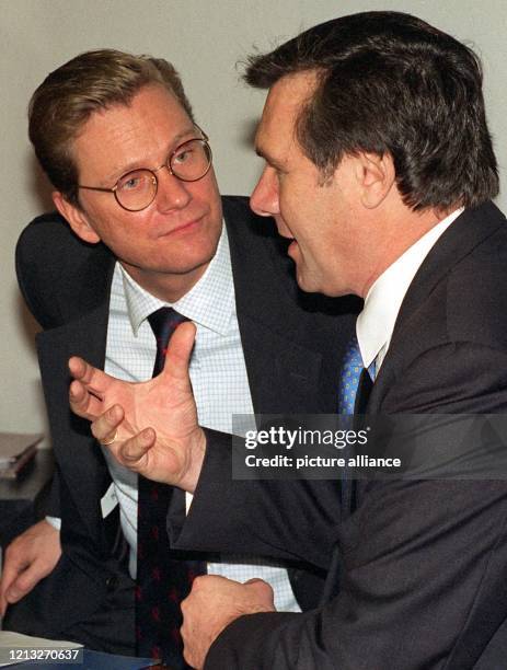 Gestenreich unterhalten sich der FDP-Parteivorsitzende Wolfgang Gerhardt und der FDP-Generalsekretär Guido Westerwelle am 8.12.1997 vor Beginn der...