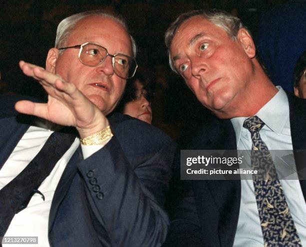 Der DGB-Vorsitzende Dieter Schulte und Bundespräsident Roman Herzog unterhalten sich am 8.6.1998 in Düsseldorf vor der Eröffnung des 16....
