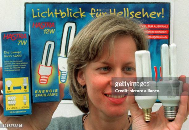 Eine junge Frau zeigt Energiesparlampen von HASTRA, aufgenommen am 9.1.1998. Kostenlos erhalten umweltbewußte Stromkunden eines in Hannover...