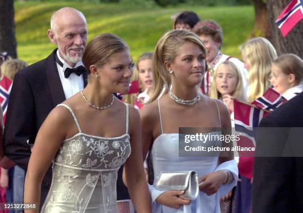 Kronprinzessin Victoria von Schweden und ihre Schwester Prinzessin Madeleine treffen am 24.8.2001 zu dem Festbankett auf Schloss Akershus ein, das...