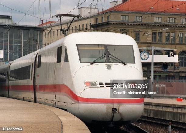 Ein ICE der Deutschen Bundesbahn steht am 3.6.1998 am Münchner Hauptbahnhof. Am 3.6.1998 kam es zum bisher schwersten Zugunglück in der...