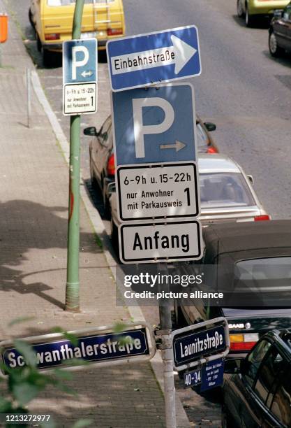 Eine Parkzone für Anwohner mit Parkausweis in Frankfurt-Sachsenhausen am 3.6.1998. In den Frankfurter Anwohnerparkzonen müssen Autofahrer nicht...