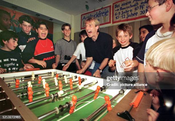 Fußballstar Jürgen Klinsmann spielt am 3.6.1998 mit Kindern aus dem Esslinger Kinderhaus "Agapedia" Tischfußball. Klinsmann nutzte seinen letzten...