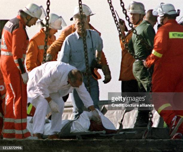 Ein Notarzt schaut sich am 4.6.1998 eine aus dem ICE-Wrack geborgene Leiche an. Mehrere Waggons des ICE 884 "Wilhelm Conrad Röntgen" auf der Strecke...
