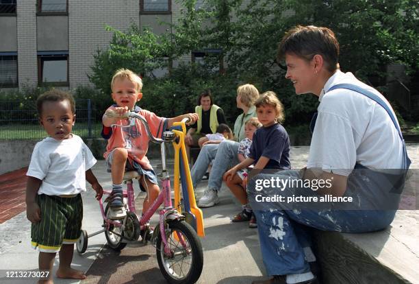 Mütter spielen am 5.8.1997 mit ihren Kindern im Mutter-Kind-Heim der Justizvollzugsanstalt im Frankfurter Stadtteil Preungesheim. Weil Mütter...