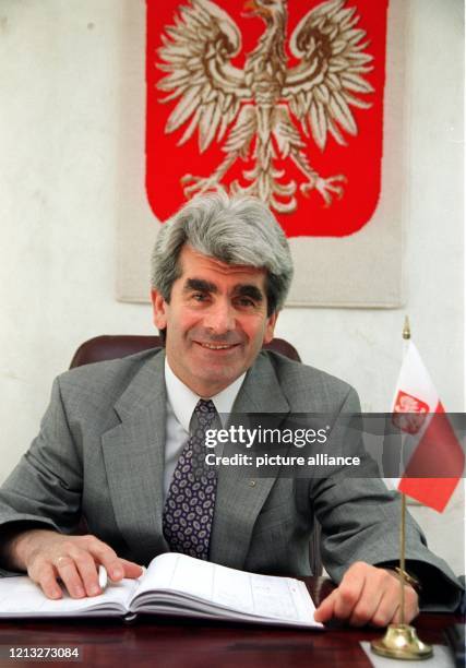 Polnischer Generalkonsul in Hamburg, am 5.8.1997. Mieczyslaw Sokolowsk ist erst seit 1995 in seinem Amt. Der ehemalige Solidarnosc-Journalist ist...