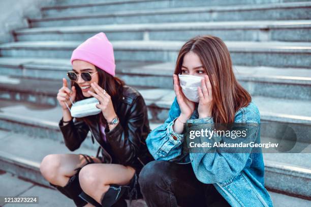 mulheres bonitas tentando se proteger do vírus com máscaras cirúrgicas - anti mask - fotografias e filmes do acervo