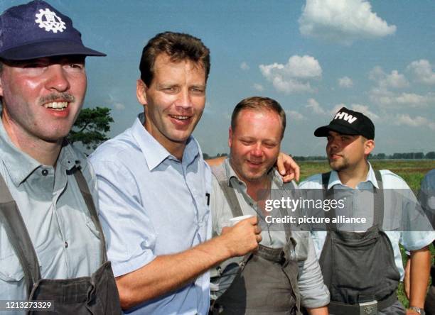 Der frühere Profi-Boxweltmeister Henry Maske nimmt am 8.8.1997 einen Helfer des Technischen Hilfswerks in den Arm. Maske besuchte den Ort Aurith in...