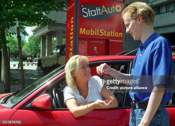 Der "StattAuto"-Mitarbeiter Henning Lerch übergibt Nicole am 12.8.1997 die Schlüssel für einen Wagen des Berliner Car-Sharing-Unternehmens. Zum...