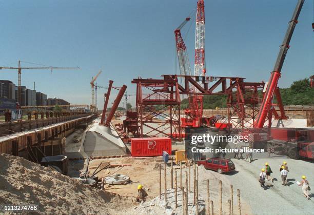 Bauarbeiter errichten derzeit am Frankfurter Rhein-Main-Flughafen zwischen der Autobahn A 3 und der Bundesstraße 43 das Tragwerk für das Dach von...