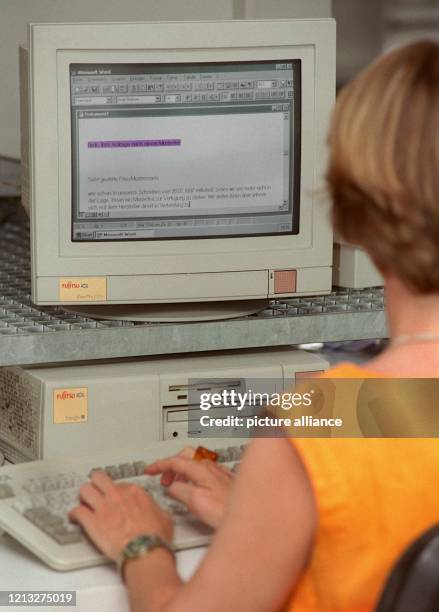 Eine Frau arbeitet am Computer, aufgenommen am 14.8.1997 in Frankfurt/Main.