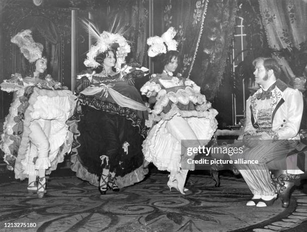 Ilse Page , Ursula Gütschow , Uta Sax und Stefan Wigger in der Nestroy-Posse "Der böse Geist Lumpacivagabundus" im Juni 1965 im Schiller-Theater in...