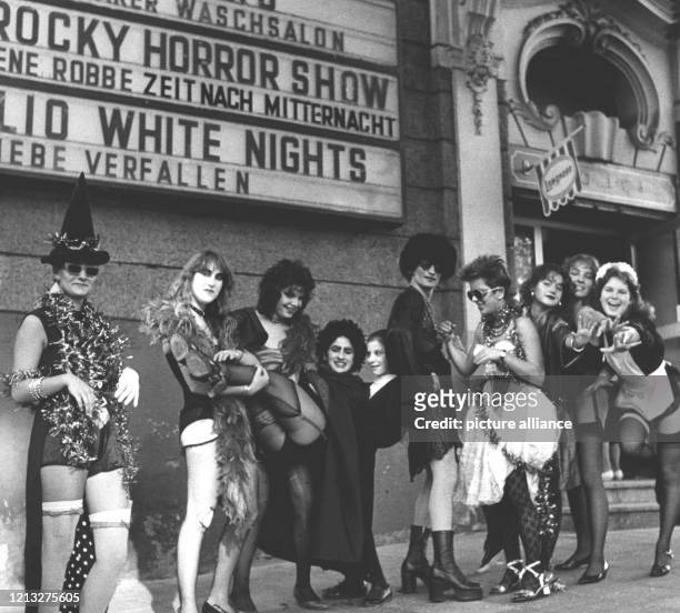 Fans aus ganz Deutschland stehen, verkleidet wie die Darsteller des Kultfilms, vor einem Münchner Kino. Der Transvestiten-Film "Rocky Horror Picture...