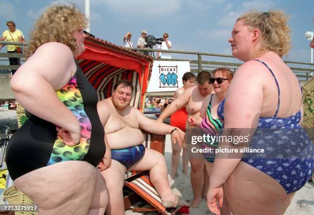 Mitglieder des Hamburger Vereins "Dicke e.V." treffen sich am 16.8.1997 am Strand von Scharbeutz , um unter dem Motto "Dicke an den Strand" gegen die...