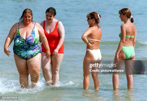 Zwei Frauen vom Hamburger Verein "Dicke e.V." lenken die Blicke anderer Strandbewohner auf sich, als sie am 16.8.1997 nach einem Bad in der Ostsee...