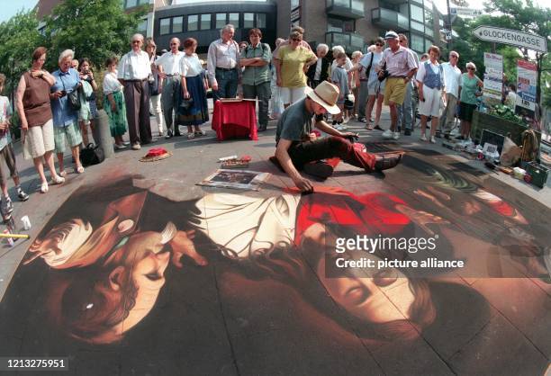 Edgar Müller aus Mülheim malt an einer Kopie des Bildes "Mahl von Emmaus" von Michelangelo Caravaggio beim Internationalen Wettbewerb der...