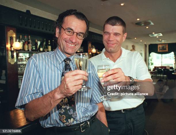 Mit einem Glas Sekt prosten sich Gerd Schüler und Michael Presinger am 18.8.1997 in Frankfurt am Main im Theatercafe "Fundus" zu. Die Gastronomen und...