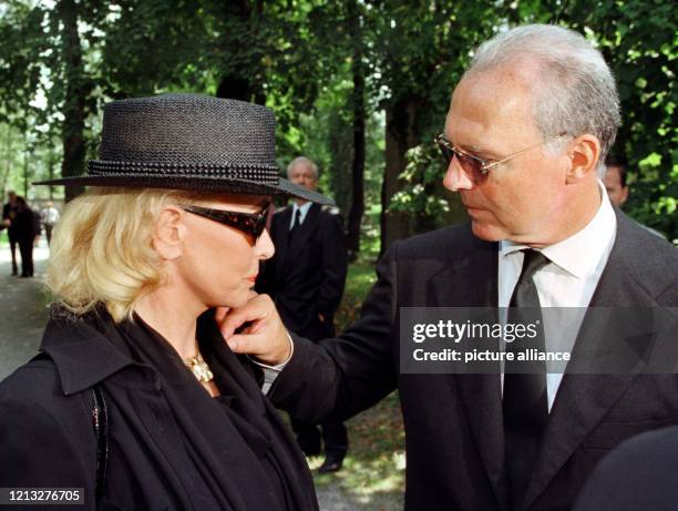 Der Präsident des FC Bayern, Franz Beckenbauer, tröstet am 22.8.1997 nach der Trauerfeier für Axel Meyer-Wölden auf dem Grünwalder Waldfriedhof bei...