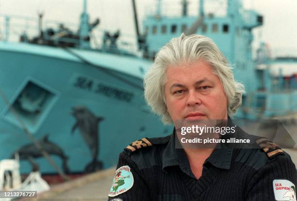 Der Umweltschützer Paul Watson präsentiert am 19.8.1997 in Bremerhaven sein Schiff "M/Y Sea Shepherd III". Der Greenpeace-Mitbegründer und...