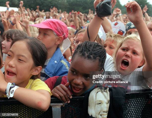 Fans der Teenie-Band "Backstreet Boys", die aus Göttingen angereisten Sun-Min Kim und Evelyn Mutwande , sowie die zwölf Jahre alte Annika Schubinsky...