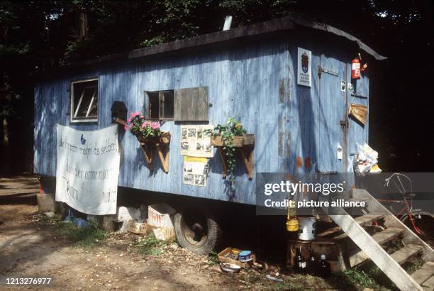 Ein blau gestrichener, ehemaliger Bauwagen, der als Wohnung dient, im 1. Hüttendorf, aufgenommen im Herbst 1981. Im Oktober 1980 besetzten Mitglieder...