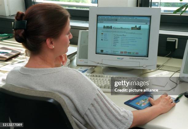 Die "Kummerkasten-Tante" im Bundestag, Kerstin Sieverdingbeck, sitzt am 26.8.1997 in ihrem Bonner Büro am Computer. Die 27jährige...